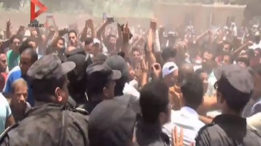 صور من الاشتباكات بين الشرطة المصرية وسكان في جزيرة على النيل