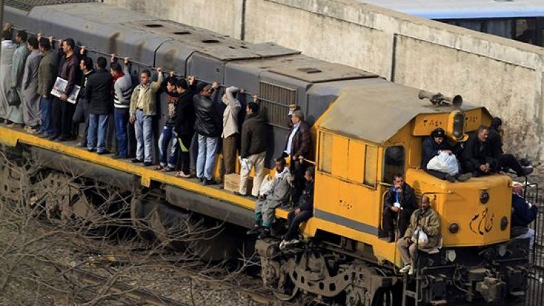 إصابة 69 شخصاً في حادث انقلاب قطار في مصر