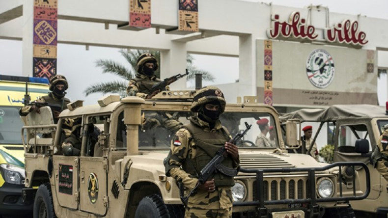 مقتل عشرة من الجيش المصري في تفجير في سيناء