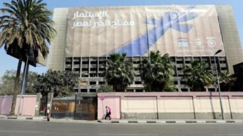 مصر تهدم مقر حزب مبارك المحترق