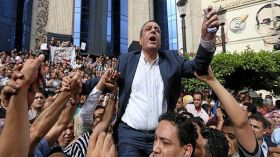 الشرطة المصرية تحتجز نقيب الصحفيين