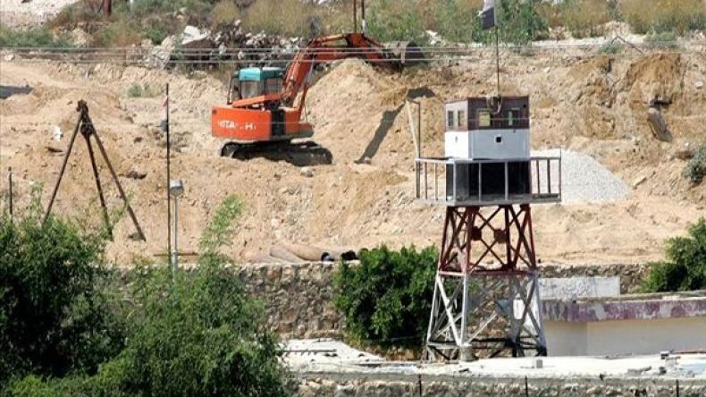 الجيش المصري يدمر 20 نفقاً على حدود غزة