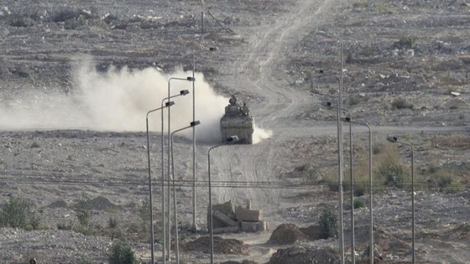 مقتل جنديين مصريين وإصابة 16 آخرين في انفجار حافلة في سيناء