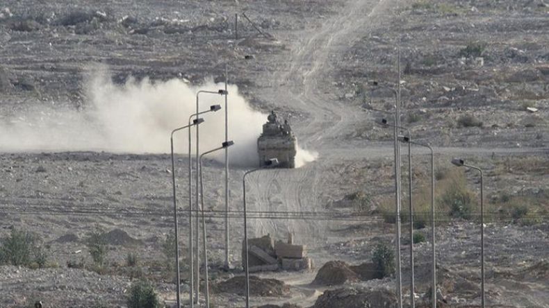 مقتل جنديين مصريين وإصابة 16 آخرين في انفجار حافلة في سيناء