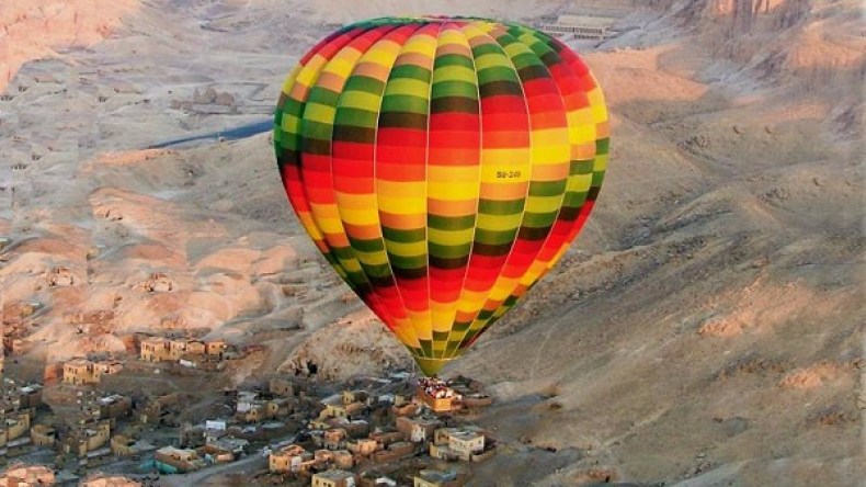 مقتل سائحة في سقوط منطاد جنوب مصر