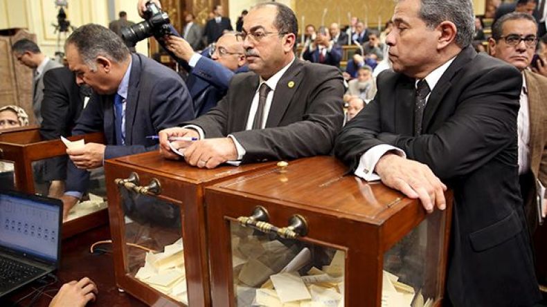 البرلمان المصري يسقط عضوية عكاشة بعد لقائه السفير الإسرائيلي