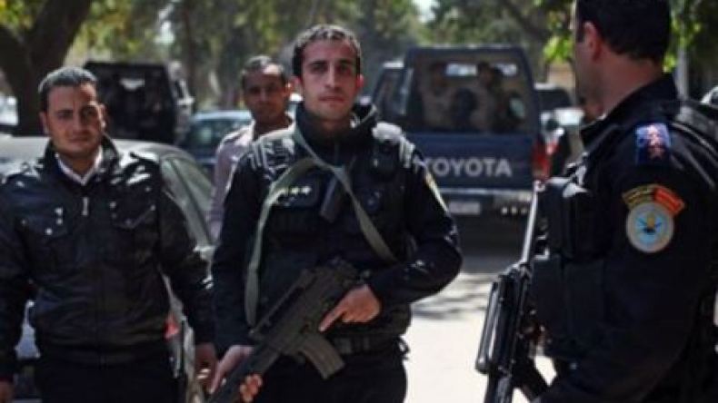 قتيل وثلاثة مصابين إثر تفجيرات استهدفت متاجر في القاهرة