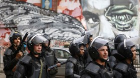 مصر: مقتل شرطي وإصابة ثلاثة في إطلاق نار على سيارة نقل سجناء