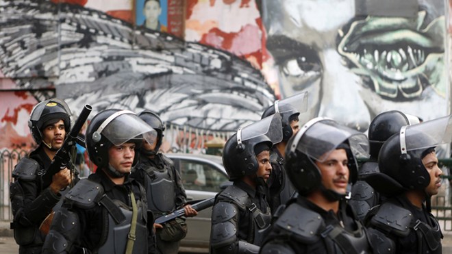 مصر: مقتل شرطي وإصابة ثلاثة في إطلاق نار على سيارة نقل سجناء