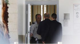 رئيس الوزراء الإسرائيلي السابق أولمرت يدخل السجن