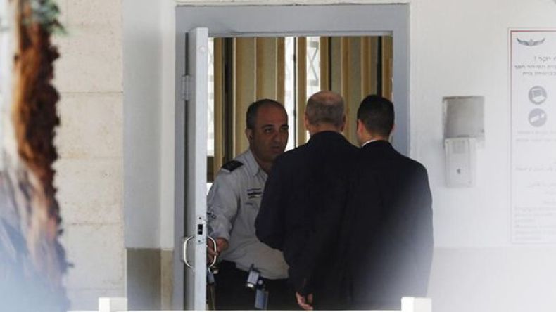 رئيس الوزراء الإسرائيلي السابق أولمرت يدخل السجن