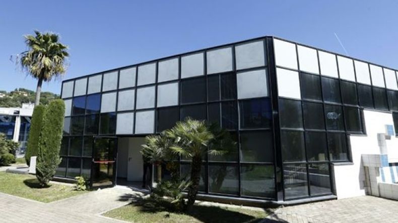 رئيس بلدية فرنسي يرفض افتتاح مسجد تموله السعودية