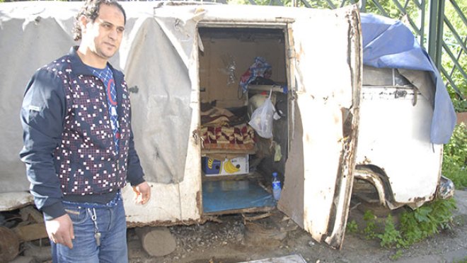 “الهاشمي”.. شاب يعيش داخل شاحنة بالعاصمة منذ 27 سنة