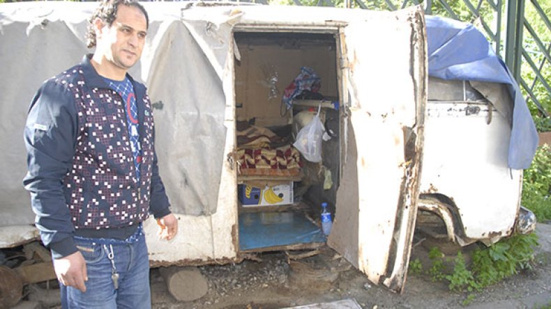 “الهاشمي”.. شاب يعيش داخل شاحنة بالعاصمة منذ 27 سنة