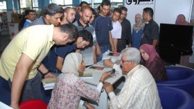 الأستاذ محمد الهادي الحسني يوّقع “نجوم ورجوم” لقرائه