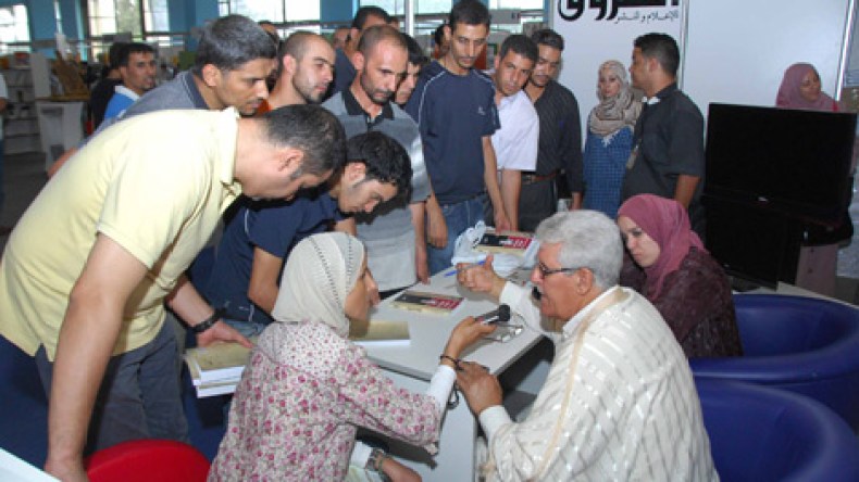 الأستاذ محمد الهادي الحسني يوّقع “نجوم ورجوم” لقرائه
