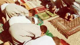 Les élèves font la prière à l’école malgré la ministre!