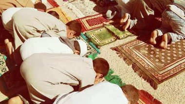 Les élèves font la prière à l’école malgré la ministre!