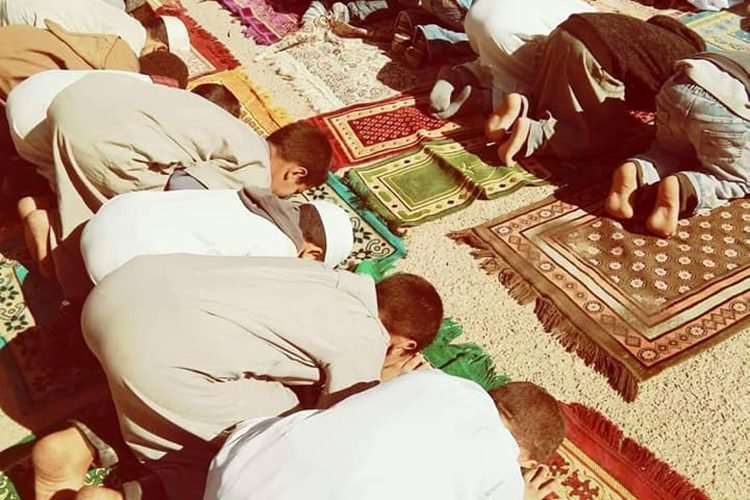 Les élèves font la prière à l’école malgré la ministre!