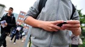 مقاضاة كل تلميذ يسجّل “مقاطع فيديو” بالمدارس وحجز الهواتف مدة سنة