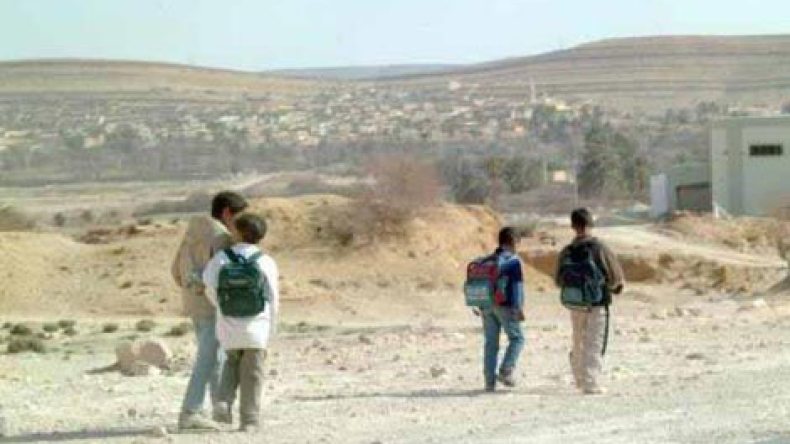 تلاميذ وأساتذة مدرسة بتڤرت يقضون حاجاتهم عند الجيران