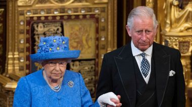 Elizabeth II sur le point d’abdiquer? “Charles tout près du trône”