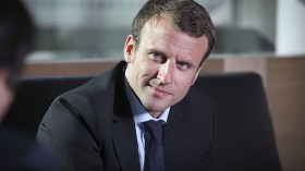 ماكرون يستخدم عبارة بذيئة ويثير الجدل في فرنسا