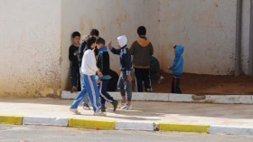 أطفال الجنوب يحترفون التجارة من أجل الظفر بملابس العيد
