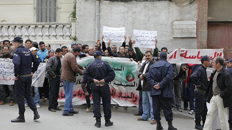 الأمن يمنع اعتصام الاحتياطيين الإداريين