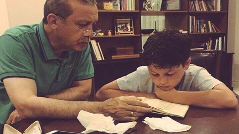 الطفل أحمد عاكف يُراجع القرآن مع جده أردوغان