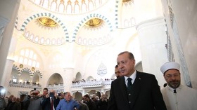 أردوغان يتلو القرآن خلال افتتاحه مسجداً في أنقرة