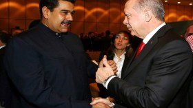 ضيف مفاجئ في القمة الإسلامية