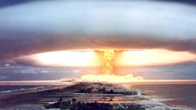 فرنسا تدّعي تجريب الإشعاعات النووية في الصحراء على جنودها