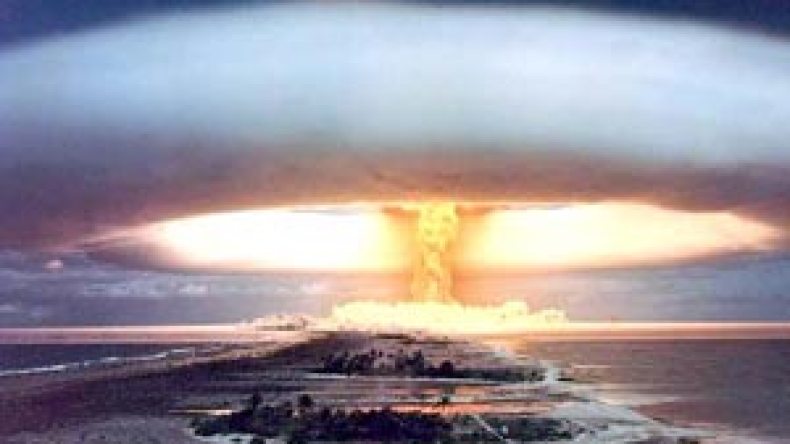 “على الجيش الفرنسي رفع السرية عن أسرار التجارب النووية”