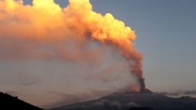 بركان جبل إتنا في صقلية يثور من جديد