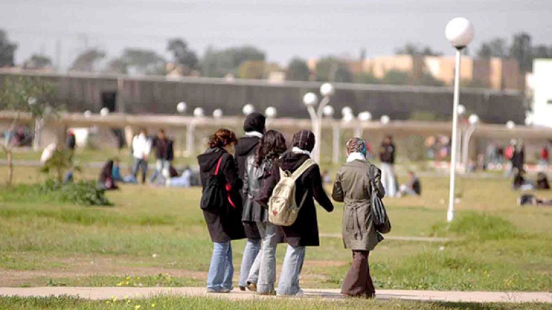 الإنجليزية تقتطع مساحات لها بجامعة باب الزوار