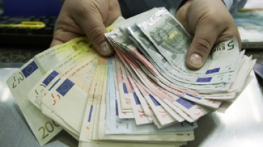 Illegal transfer overseas of millions of Euros and Dollars through a mobile phone selling shop in Algiers district of Hydra