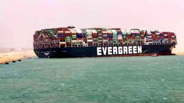 Canal de Suez: le porte-conteneur a bougé