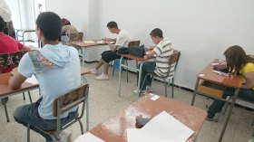 تلاميذ يرشقون متوسطتهم بالحجارة ويصيبون أستاذة بجروح خطيرة