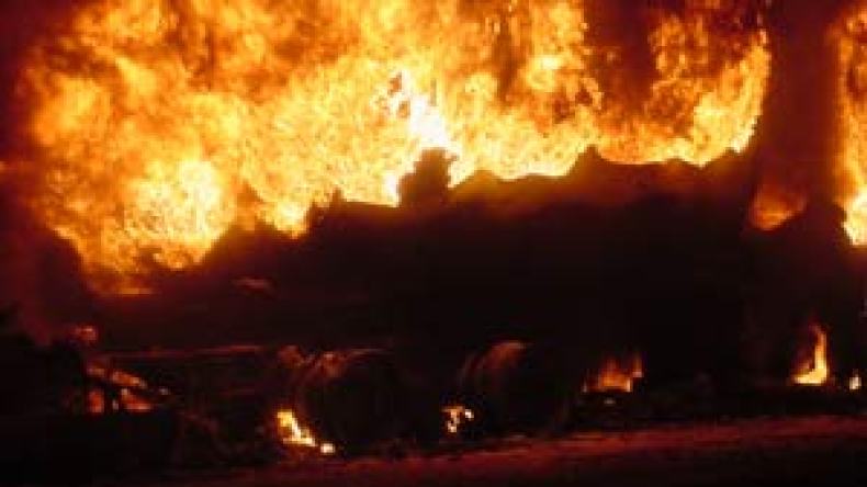 إحتراق المواد السامة يفرض حظر التجول على سكان بن طلحة