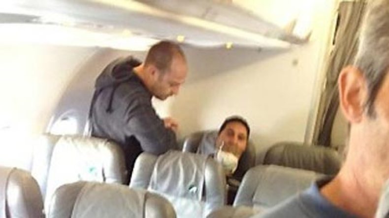 إيطاليا ترحل جزائريا بطريقة مهينة واستفزازية