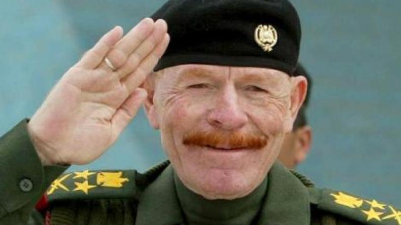 مسلحون شيعة يسلمون جثة من يشتبه بأنه عزة الدوري
