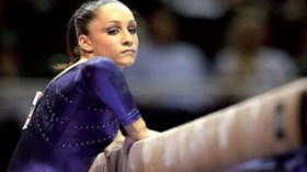 لاعبة مسلمة تفوز بمداليتين ذهبيتين تثير الانتقاد لتعريها