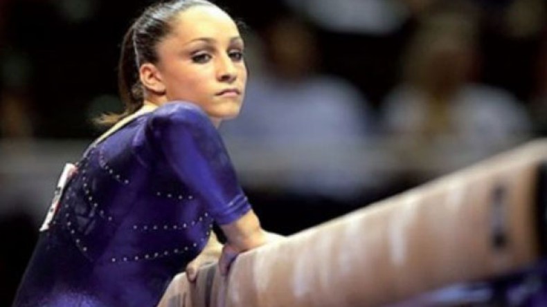 لاعبة مسلمة تفوز بمداليتين ذهبيتين تثير الانتقاد لتعريها