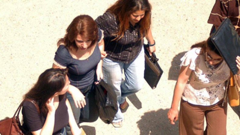 الجزائريات لا يعرفن قانون الأسرة، والجامعيات لا يفكرن إلا في الزواج