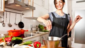 نساء تدسّ مقويات جنسية في طعام الأزواج!