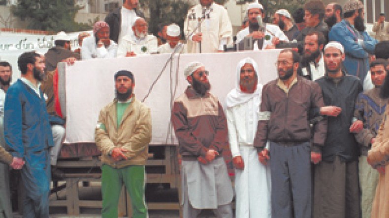 الدولة منحت أموال الخدمات الإجتماعية للمركزية النقابية حتى لا يستغلها الفيس في شراء الأسلحة