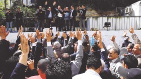 أعضاء اللجنة المركزية “يحجرون” على بلخادم