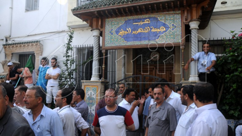معارضو بلخادم يحتجون أمام المقر الوطني