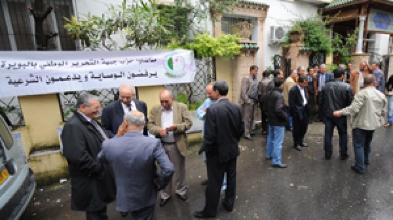 التقويميون يحاصرون مقر الأفلان ويطالبون بلخادم بالرحيل